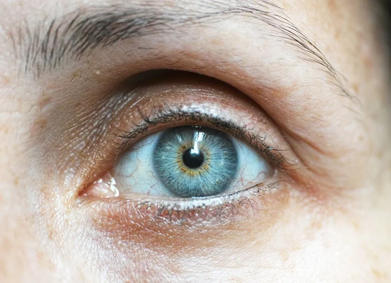 Regard et soin du contour des yeux