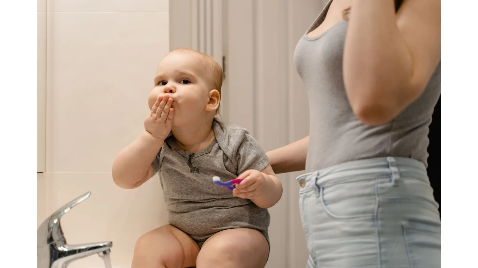 Bébé tenant une brosse à dents pendant une routine d’hygiène bucco-dentaire