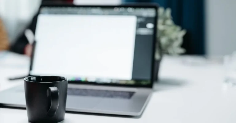 Ordinateur et café pour illustrer une consommation en ligne responsable