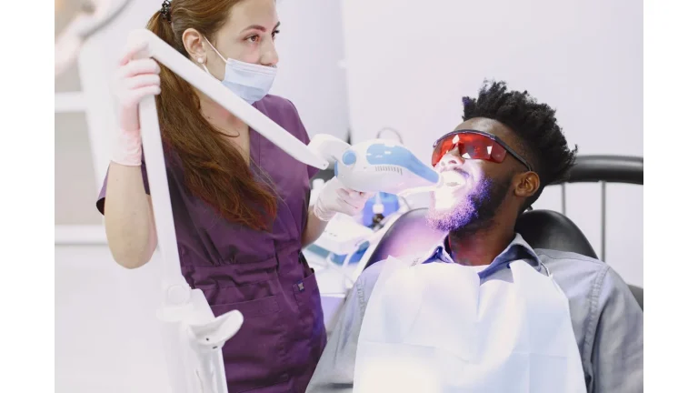 Séance de blanchiment dentaire réalisée chez un dentiste