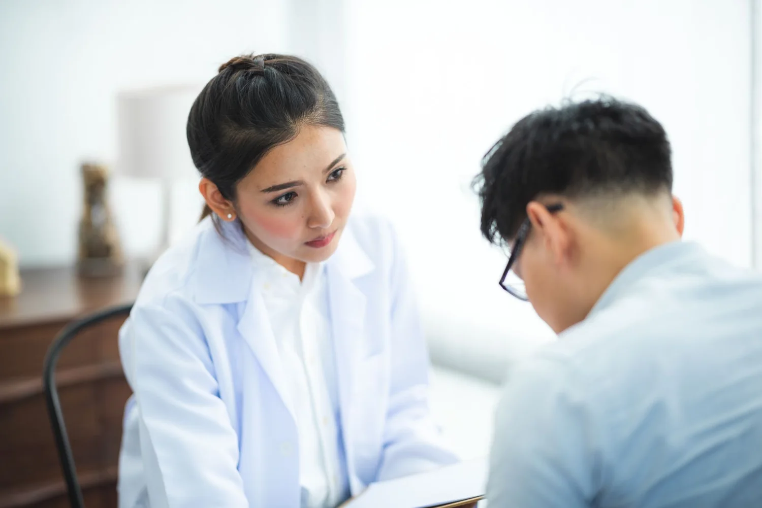 Médecin en consultation de soutien avec un confrère