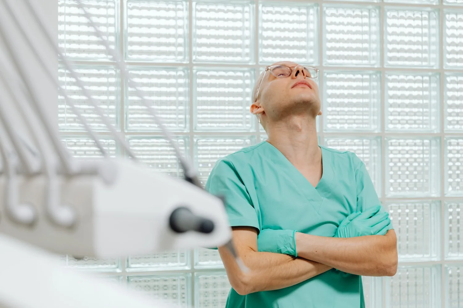 Médecin fatigué prenant un moment de recul pour prévenir l’épuisement