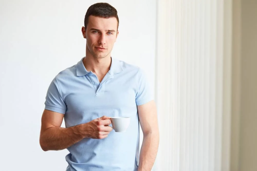 style casual avec un polo à manches courtes