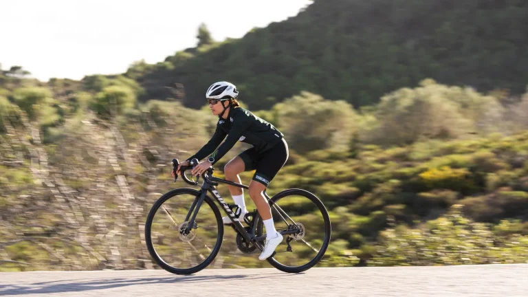 Cycliste sur route pour illustrer une activité bien-être en extérieur