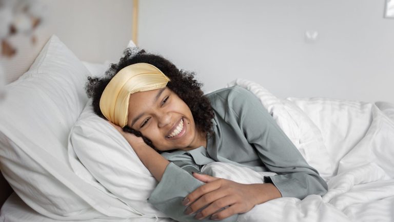 Bonnet en satin : pourquoi il peut aider à protéger les cheveux la nuit