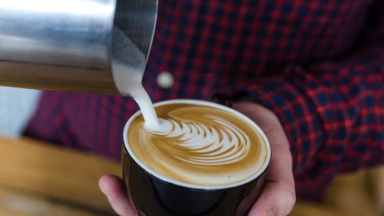 Café noisette : qu'est-ce que c'est et comment le préparer à la maison