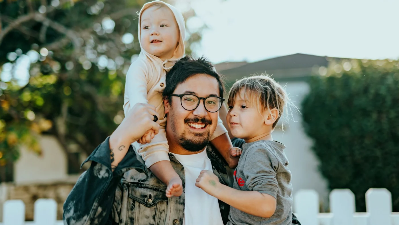 Jeune mère et bébé dans une ambiance douce de post-partum