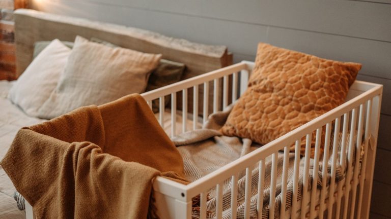 Comment habiller bébé la nuit selon la température de la chambre