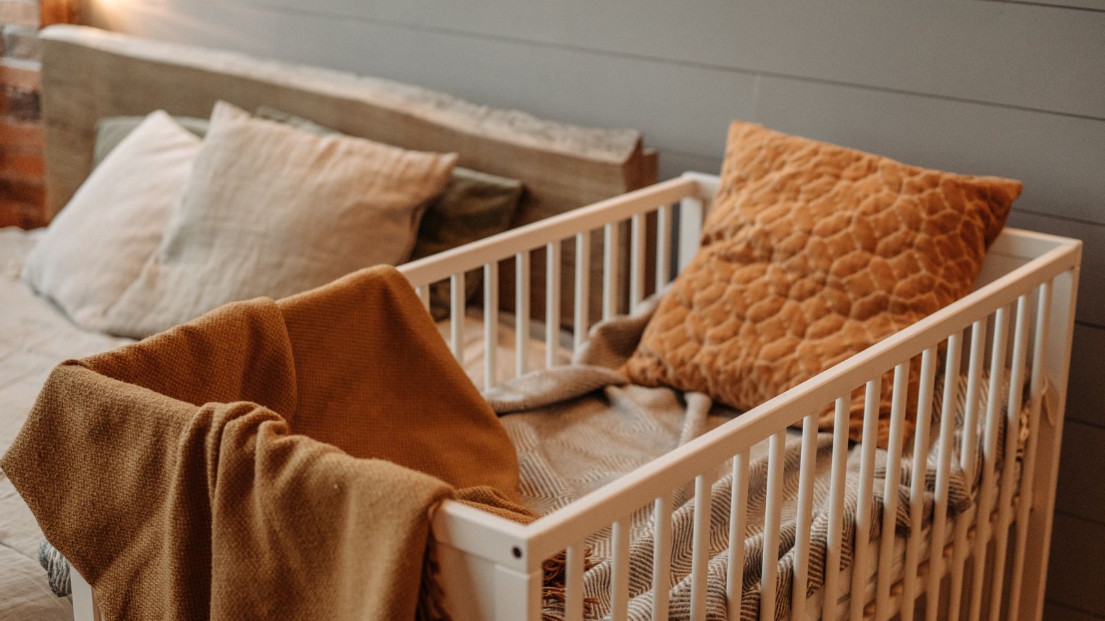 Comment habiller bébé la nuit selon la température de la chambre