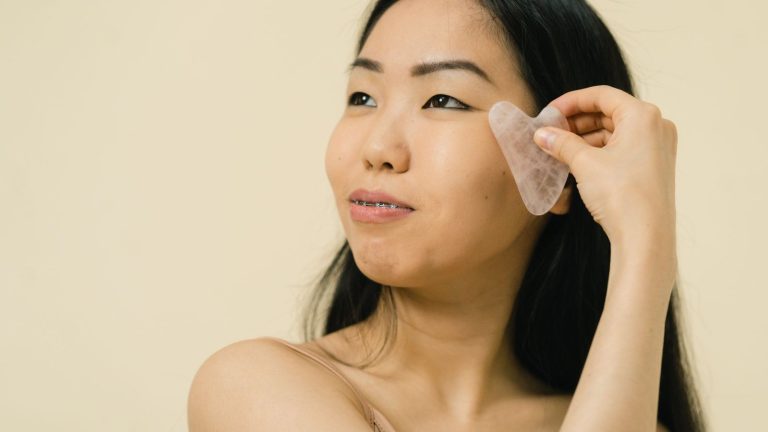 Gua sha visage : les bons gestes pour un massage doux à la maison
