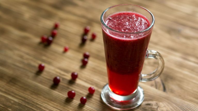 Jus de cranberry : goût, composition et précautions avant d'en boire régulièrement