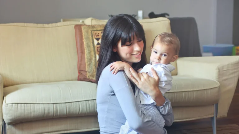 Mère et bébé dans un intérieur familial
