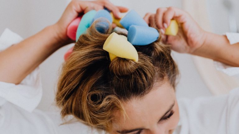 Mousse cheveux bouclés : comment l'utiliser sans effet carton