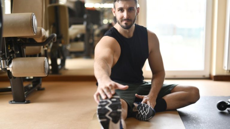 Personne effectuant des étirements doux après une séance de sport
