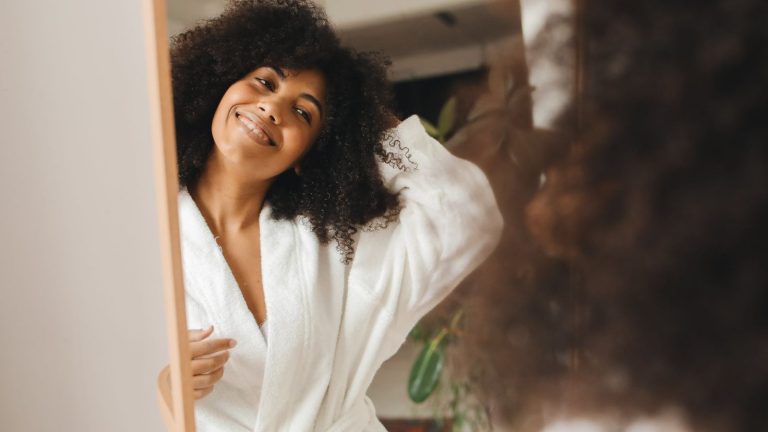 Routine cheveux bouclés : les étapes simples pour des boucles plus souples