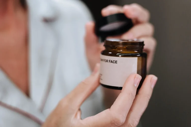 Pot de crème visage ouvert dans les mains