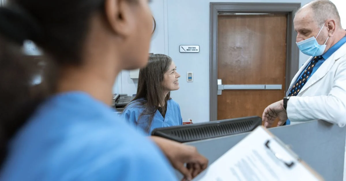 Professionnels de santé échangeant dans un établissement médical