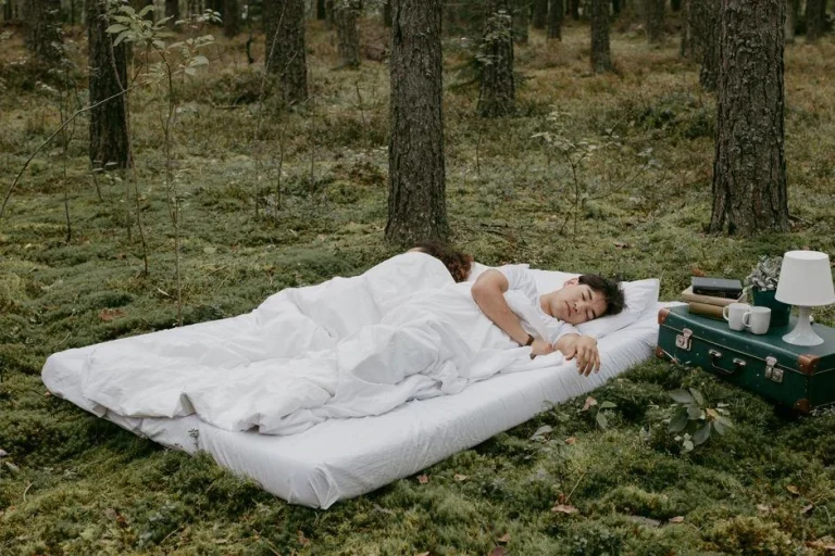 Matelas en latex naturel présenté dans une chambre claire